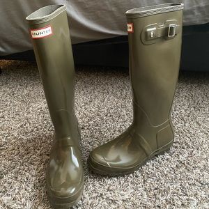 Hunter boots size 7, olive green